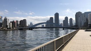 高層マンションを背景に