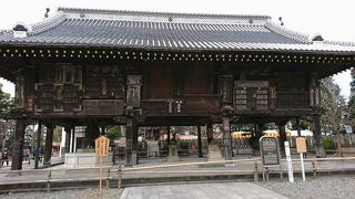 奉納された額や絵馬を掲げるお堂