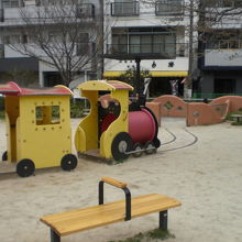 江東橋公園の広場中央には、ＳＬを模した遊具が置かれています。
