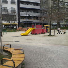 江東橋公園の広場には、滑り台の遊具やベンチも置かれています。