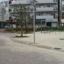 江東橋公園の広場の一角には、定番のブランコも置かれています。