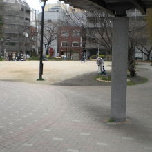江東橋公園の広場には、ベンチを覆うように屋根が付いています。
