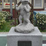 錦糸堀公園の中に、かっぱ像が置かれています。「置いていけ～」の話の起源でしょう。
