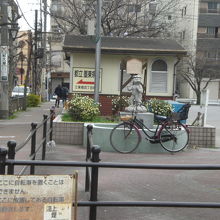 錦糸堀公園の角に、「置いていけ～」の話のカッパの像があります