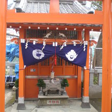 千種稲荷神社の境内の奥に置かれている朱色の社殿です。