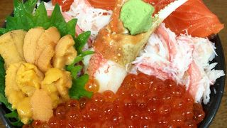 元気な店員さんと海鮮丼