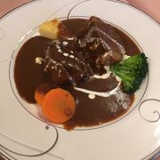 ビーフシチューが名物の洋食屋さん。週末は予約が無難です。