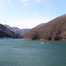 駐車場から見えるダム湖