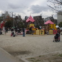 錦糸公園の中の広場です。子供のためのいろいろな遊具があります