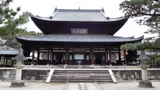 中国式の禅寺で伽藍の並び等を見て歩くと楽しいです。普茶料理が楽しめます。