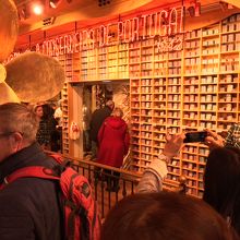 缶詰のショップは大混雑