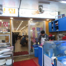 コムジャンオ通りにあります