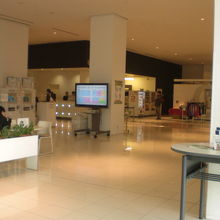 階段の上の受付階です。広くて綺麗な受付階で、気持ちが良いです