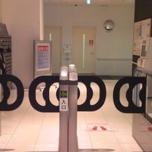 墨田区の総合体育館の施設に入る際の入口ゲートの様子です。