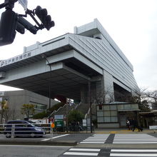 江戸東京博物館のすぐ隣にA3でぐちがあります．