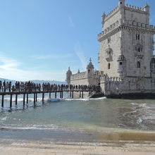 テージュ川に建つ塔