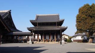 西本願寺の南側に位置しています。