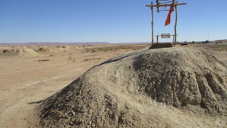 古代ペルシアに起り、その後ペルシア・アラビア勢力圏の拡大や東西文化の交流に応じて旧大陸の乾燥地に広く普及した乾燥地帯に行われる特殊な導水設備です。