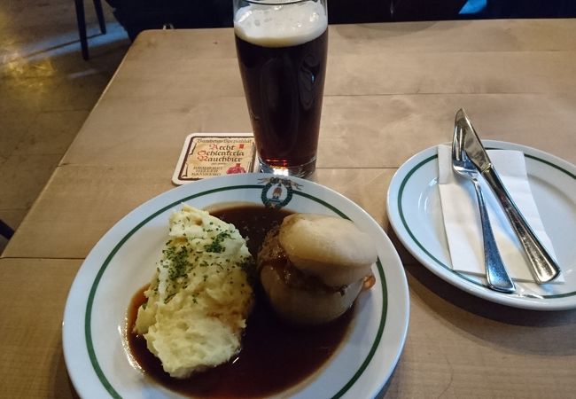 地元の酒場で名物料理と名物ビール