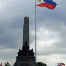 棚引くフィリピン国旗