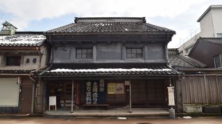 旧商家の土蔵を見学できます。