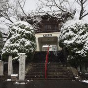 竜宮城のような朱塗りの鐘楼門が目印の七番札所　十楽寺