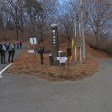 県道361号線沿いにあります