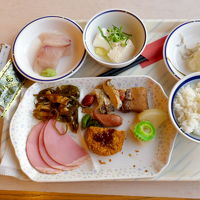 これにサラダもづく味噌汁