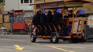 駅前から伸びる通り。そのまま歩くととカイザー通りに交差します。