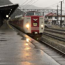 新見駅を出発する381系特急やくも。