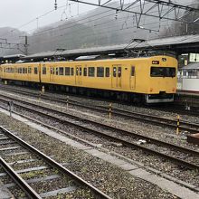 新見駅に到着した115系普通列車。
