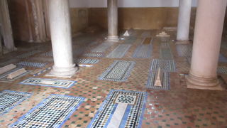 ２０世紀に空から発見されるまで忘れ去られていた１６世紀頃のモロッコのサアード朝の代々のイスラム教国の君主や貴族が眠る大墓廟群です。