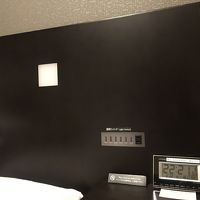 ベッドサイドのコンセント