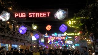 夜の繁華街。生ビールが安い。