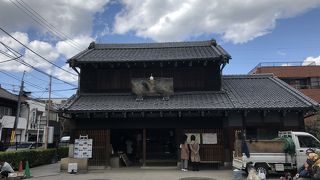 もと酒屋さんを改装してる