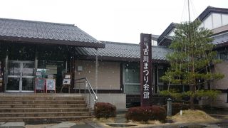 迫力満点の祭りの映像と精巧な造りの山車に驚く