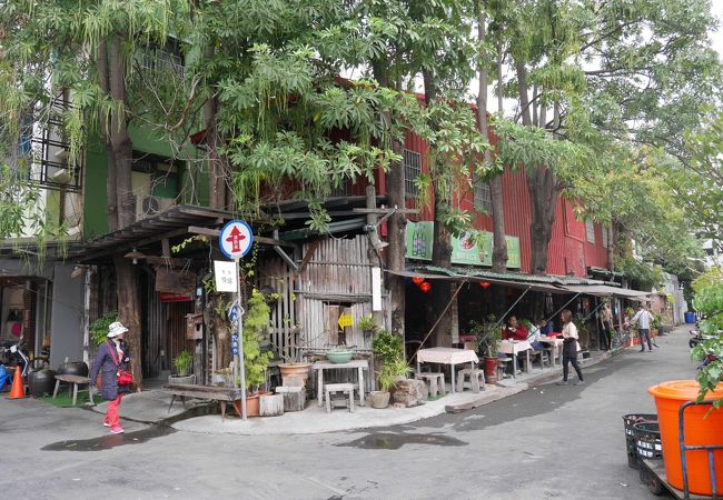 駅裏の地元民向け食堂