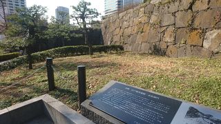 広範囲に石垣が残っています