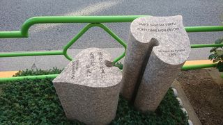 ハート形の石碑