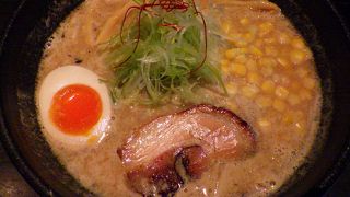 店名と看板にインパクトあり