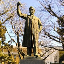 科学博物館を背景に 野口英世像 By Ake Binga 野口英世像のクチコミ フォートラベル