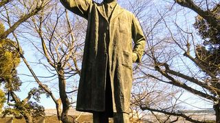 科学博物館を背景に「野口英世像」