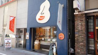 個性的なデザインの草加せんべいのお店