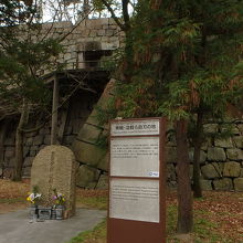 碑と説明文