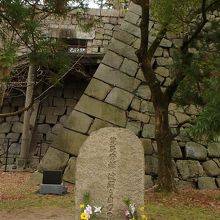 石垣が背景。いつも花が供えられている。
