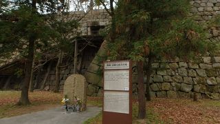 正確な場所は不明。近くには「淀君並殉死者三十二名忠霊塔」あり