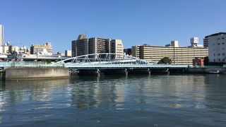 中央市場前の橋。