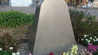 チロリの像があります