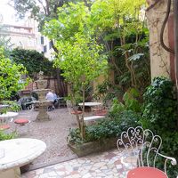 緑あふれるホテルの中庭。ここでお茶をいただくこともできる。