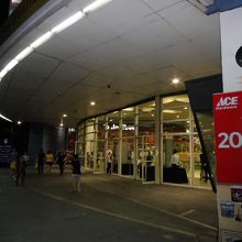 高架鉄道側の正面入口